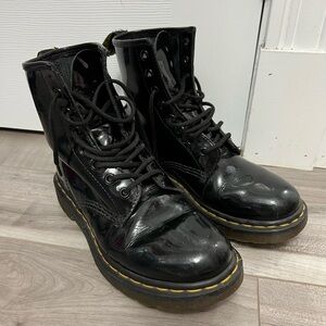 Dr Martens- shiny black boot